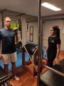 O pilates ajuda a pessoa a ter consciência e controle da respiração durante os exercícios, ativa e fortalece os músculos mais profundos do abdômen (core) e melhora a oxigenação dos tecidos.
