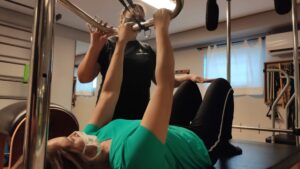 O pilates traz muitos benefícios para os amantes do tênis, seja prevenindo e tratando lesões como também melhorando a performance dentro das quadras.