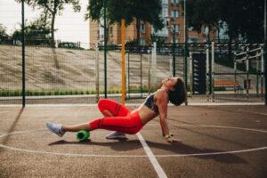 A liberação miofascial melhora o rendimento nos exercícios, reduz o risco de lesões e acelera a recuperação pós-treino 